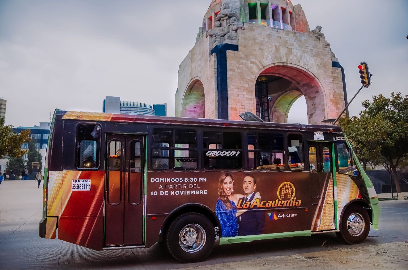 Wrap lateral integral de TV Azteca (La Academia, Azteca Uno) en autobús urbano — publicidad exterior OOH en CDMX con BusBus