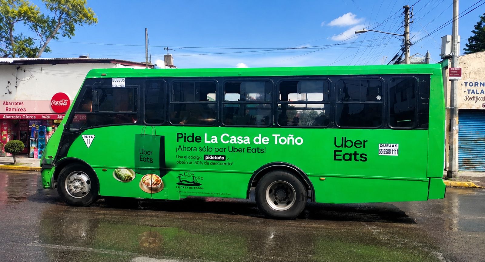 Wrap lateral integral de Uber en autobús urbano — publicidad exterior OOH en CDMX con BusBus