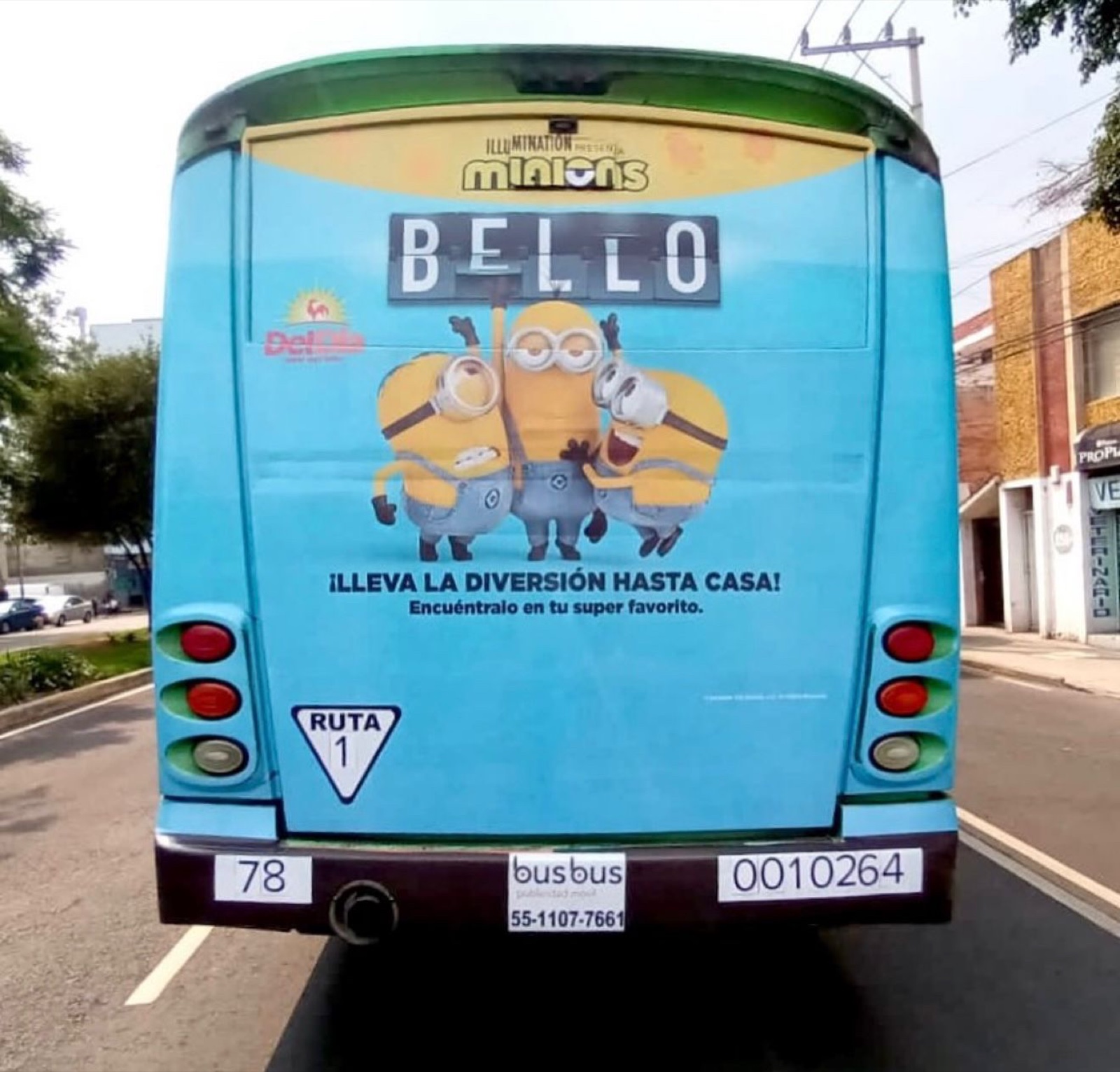 Medallón trasero de autobús urbano con campaña Universal Studios (Minions) — publicidad exterior OOH en CDMX con BusBus