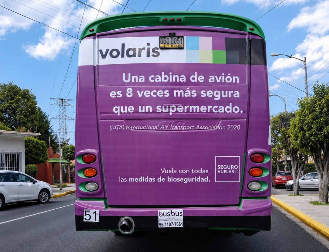 Medallón trasero de autobús urbano con campaña Volaris — publicidad exterior OOH en México con BusBus