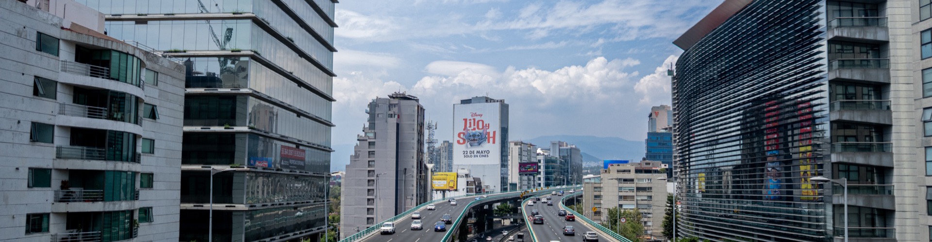 Campaña Disney Lilo y Stitch muro publicitario alto impacto BusBus publicidad exterior CDMX