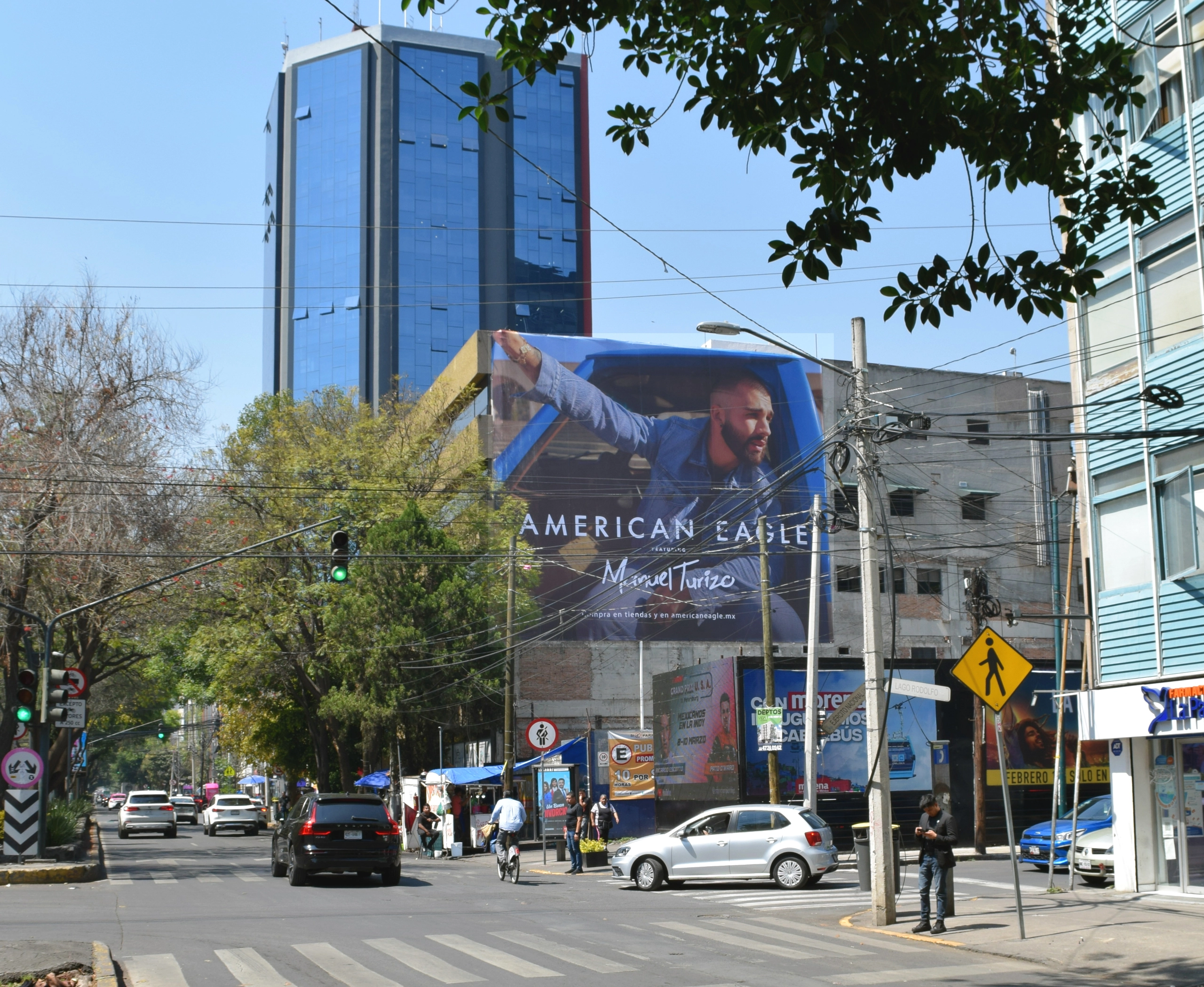 Campaña American Eagle muro publicitario gran formato BusBus publicidad exterior México