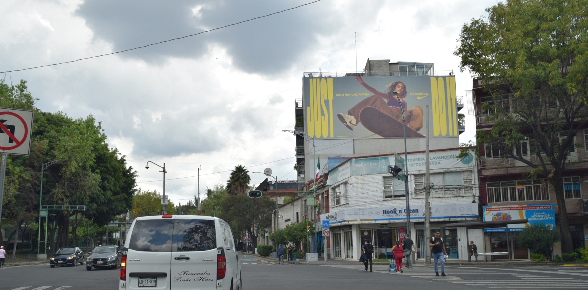 Campaña Nike muro publicitario gran formato BusBus publicidad exterior OOH México