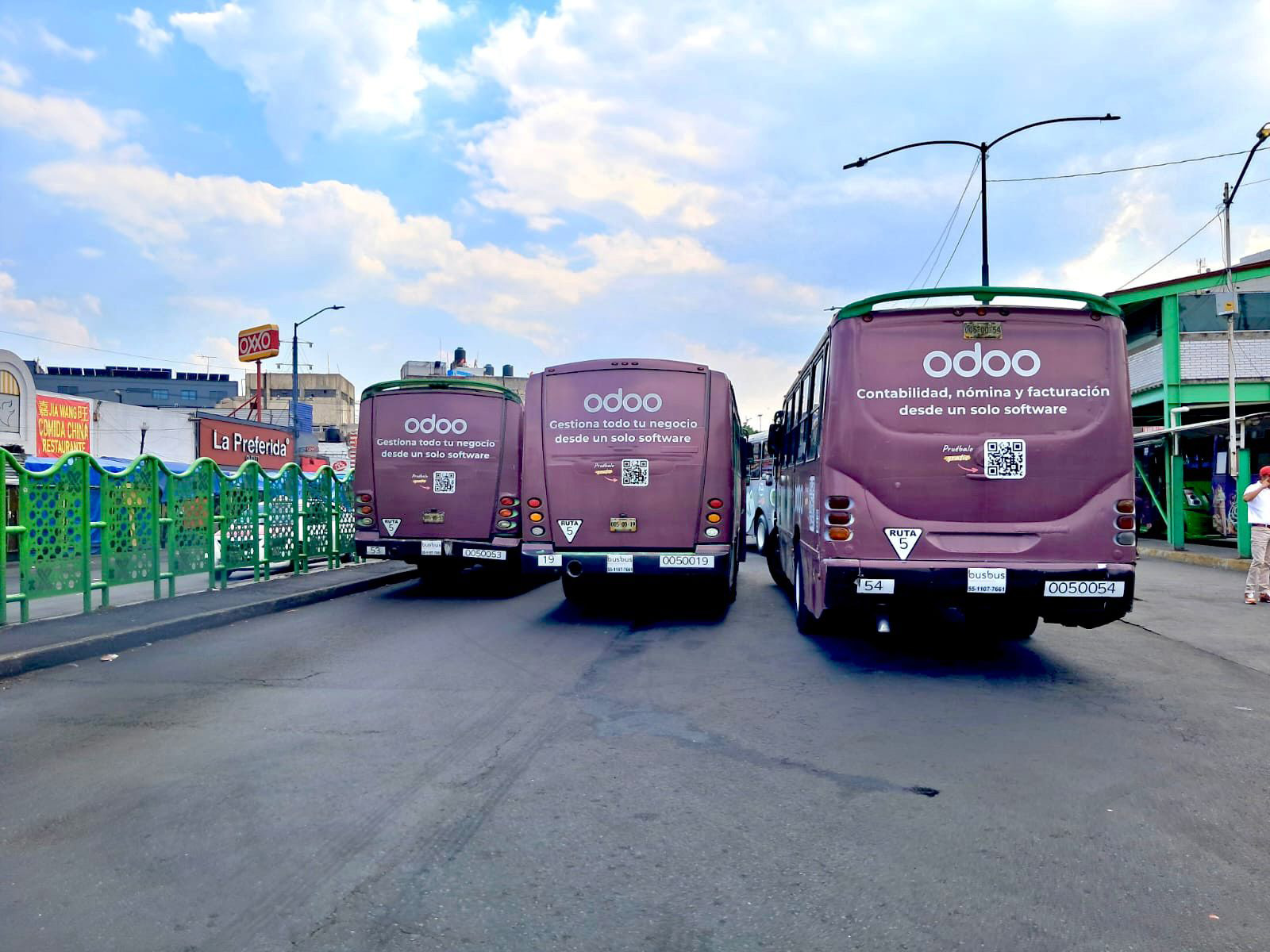 Campaña Odoo publicidad en autobuses urbanos BusBus transporte público cobertura nacional México