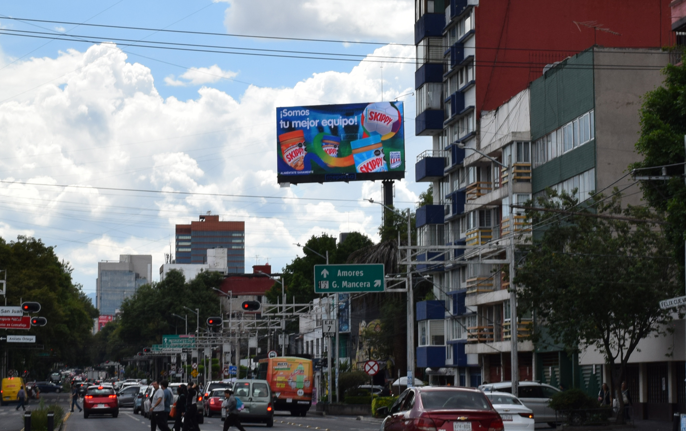 Campaña Skippy en pantalla digital publicitaria BusBus DOOH avenida de alto tráfico CDMX México