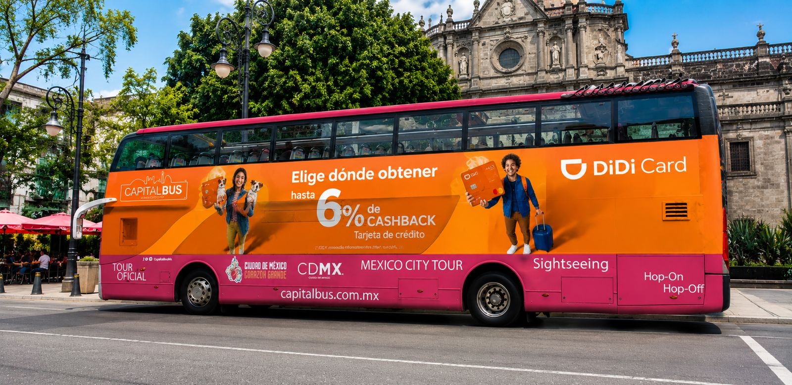Capital Bus de doble piso con campaña DiDi Card frente a la catedral del Centro Histórico de la CDMX
