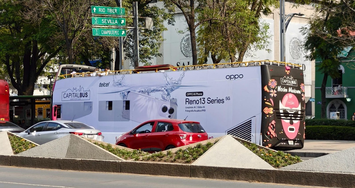 Capital Bus autobús turístico de doble piso con publicidad de gran formato en Paseo de la Reforma CDMX