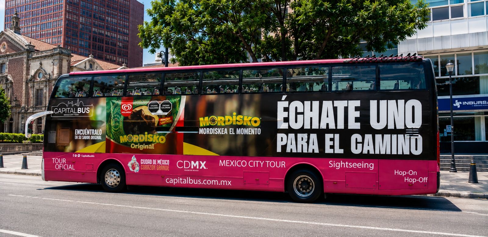 Capital Bus de doble piso con campaña Mordisko de gran formato en el Centro Histórico de la CDMX