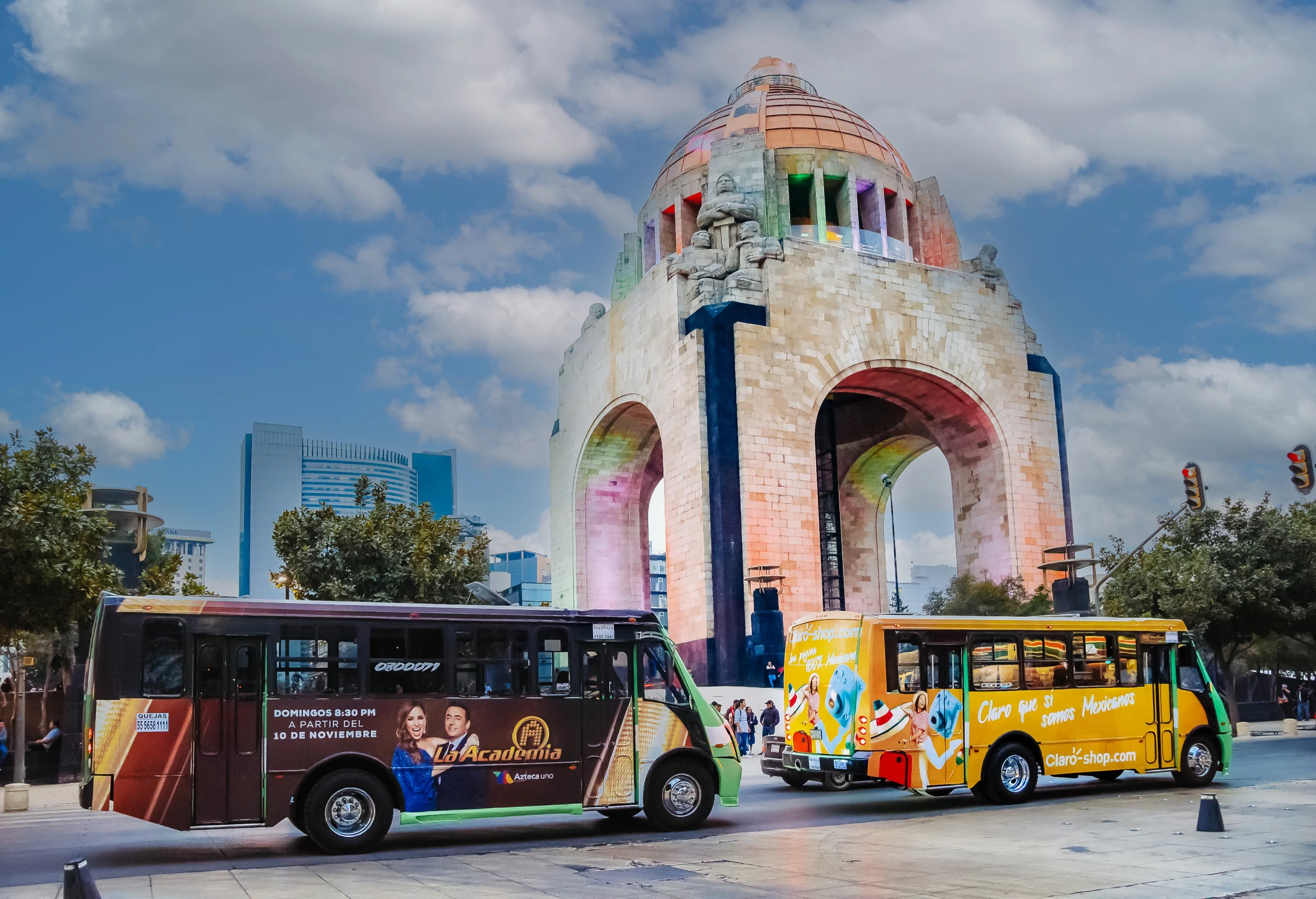 Autobuses BusBus frente al Monumento a la Revolución